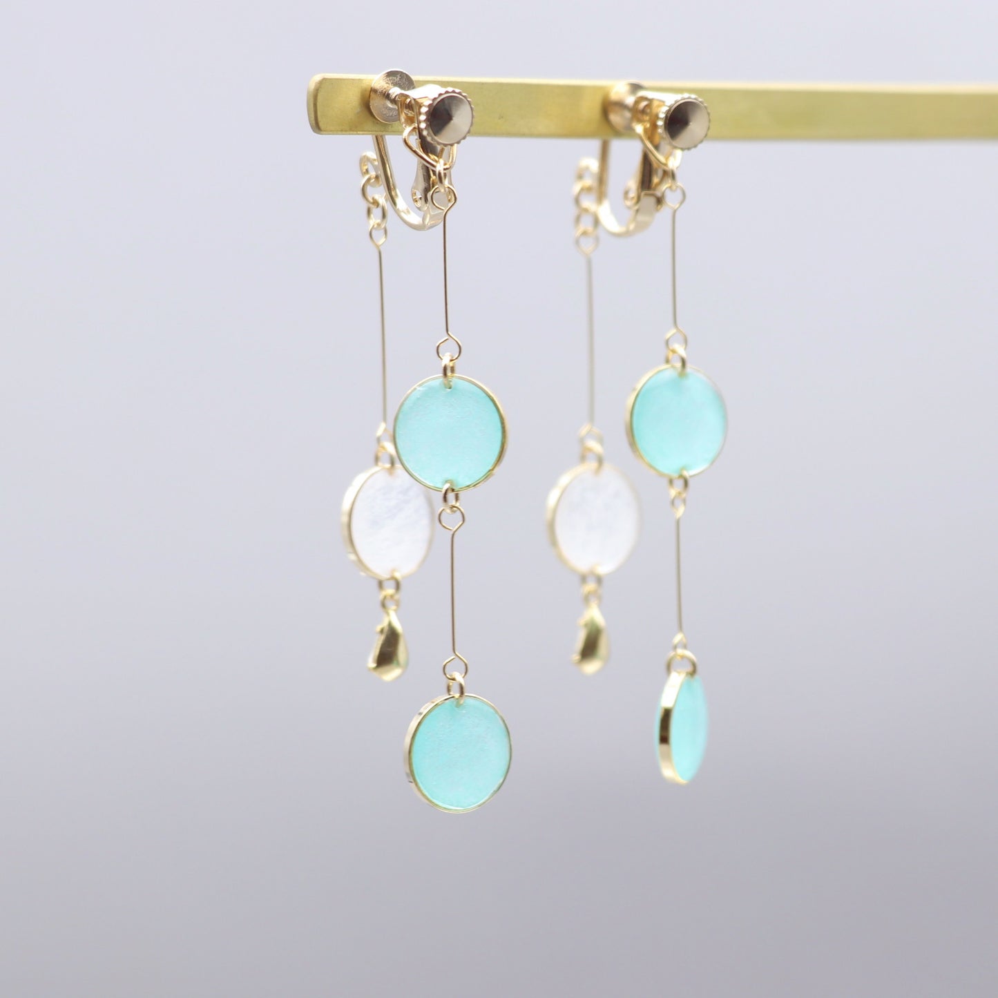 前後で揺れる水玉*美濃和紙イヤリング / ピアス ターコイズブルー×白【POPUP販売中】