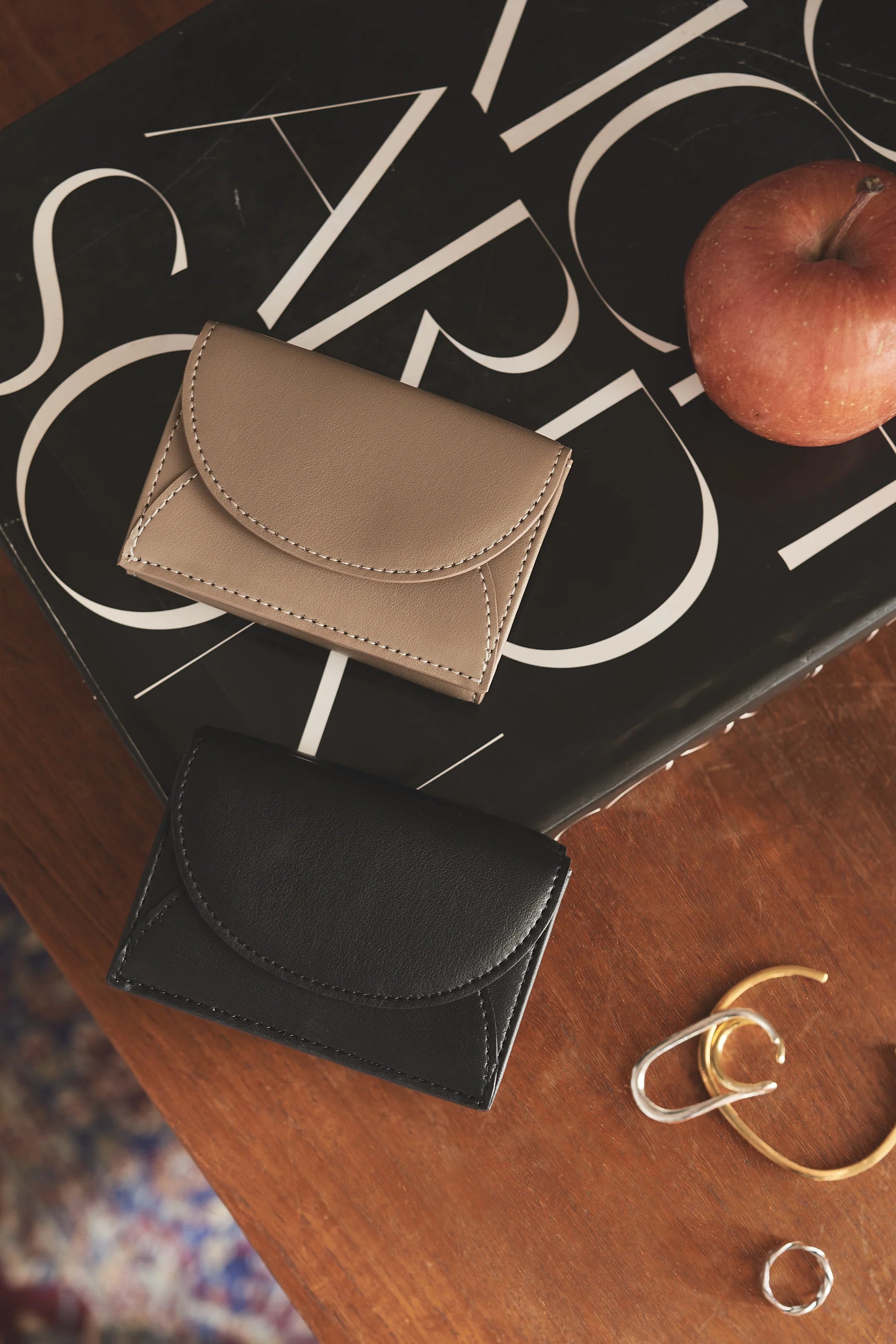 Apple Half-moon Wallet - LOVST TOKYO｜ethikura by エシカルな暮らし