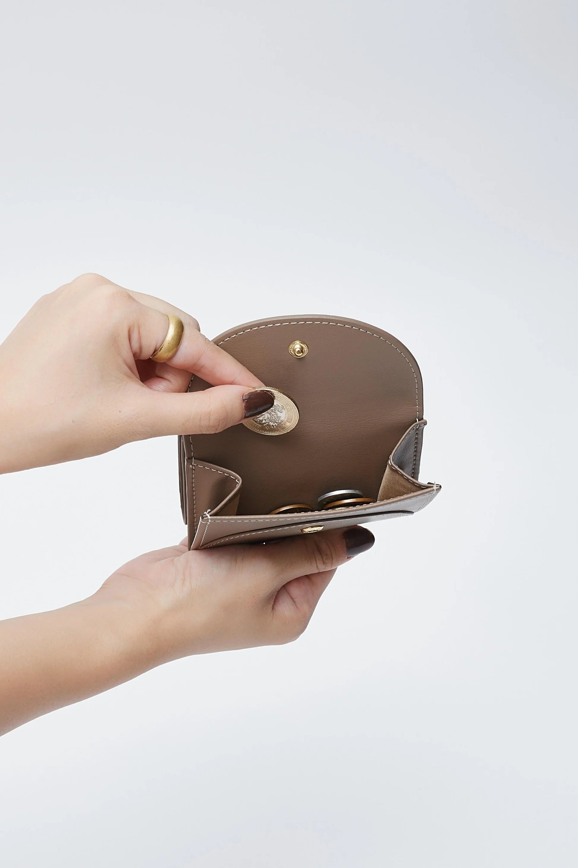 LOVST TOKYO Apple Half-moon Wallet グレージュ アップルレザー製コンパクトウォレット財布 「Apple Half-moon Wallet