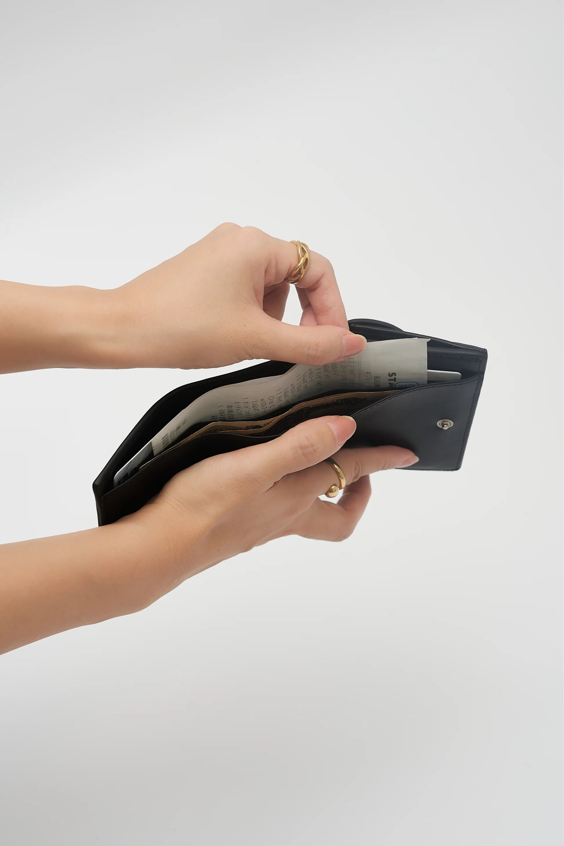 LOVST TOKYO Apple Half-moon Wallet グレージュ アップルレザー製コンパクトウォレット財布 「Apple Half-moon Wallet
