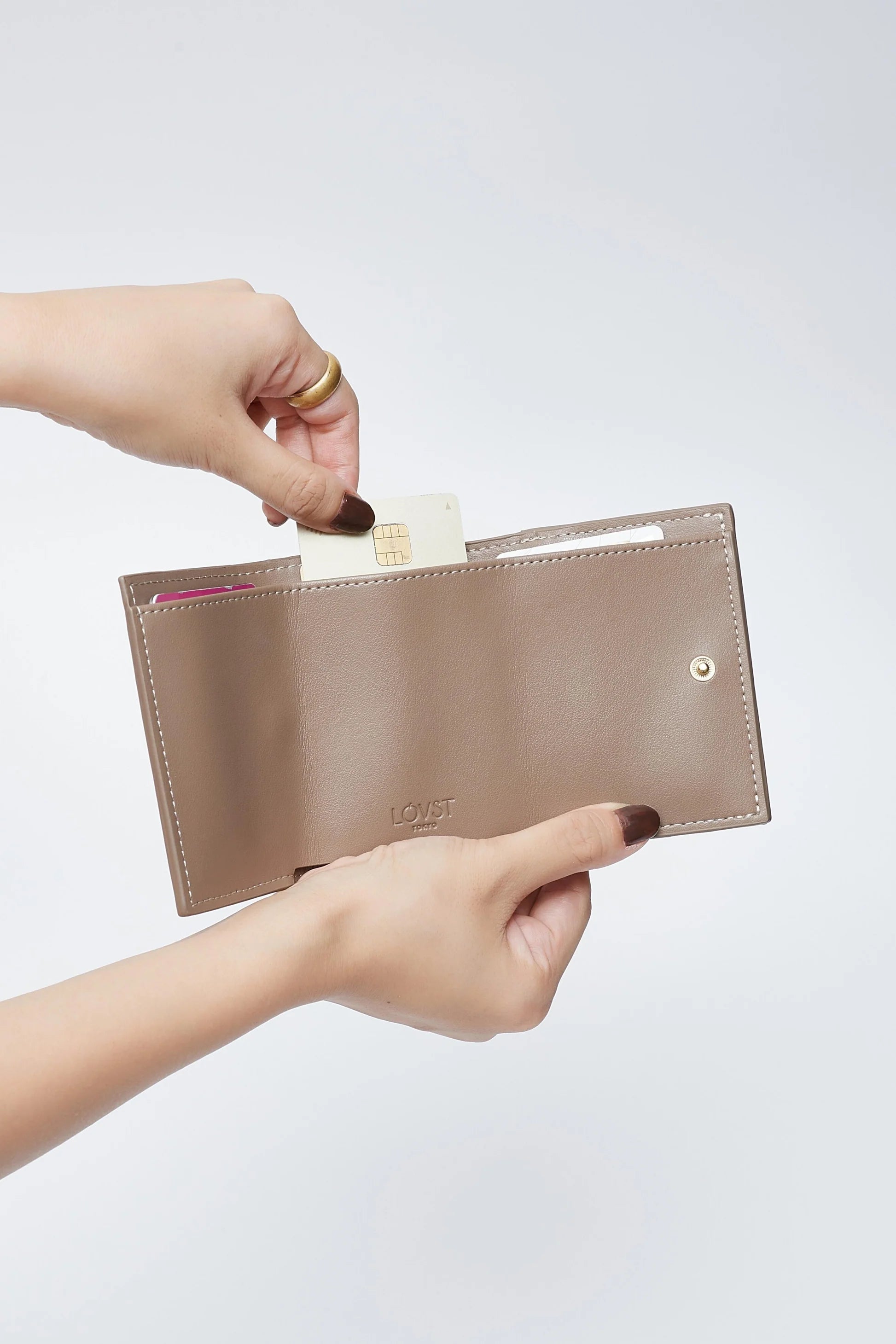 Apple Half-moon Wallet - LOVST TOKYO|ethikura by エシカルな暮らし Apple Half-moon Wallet - LOVST TOKYO|ethikura by エシカルな暮らし
