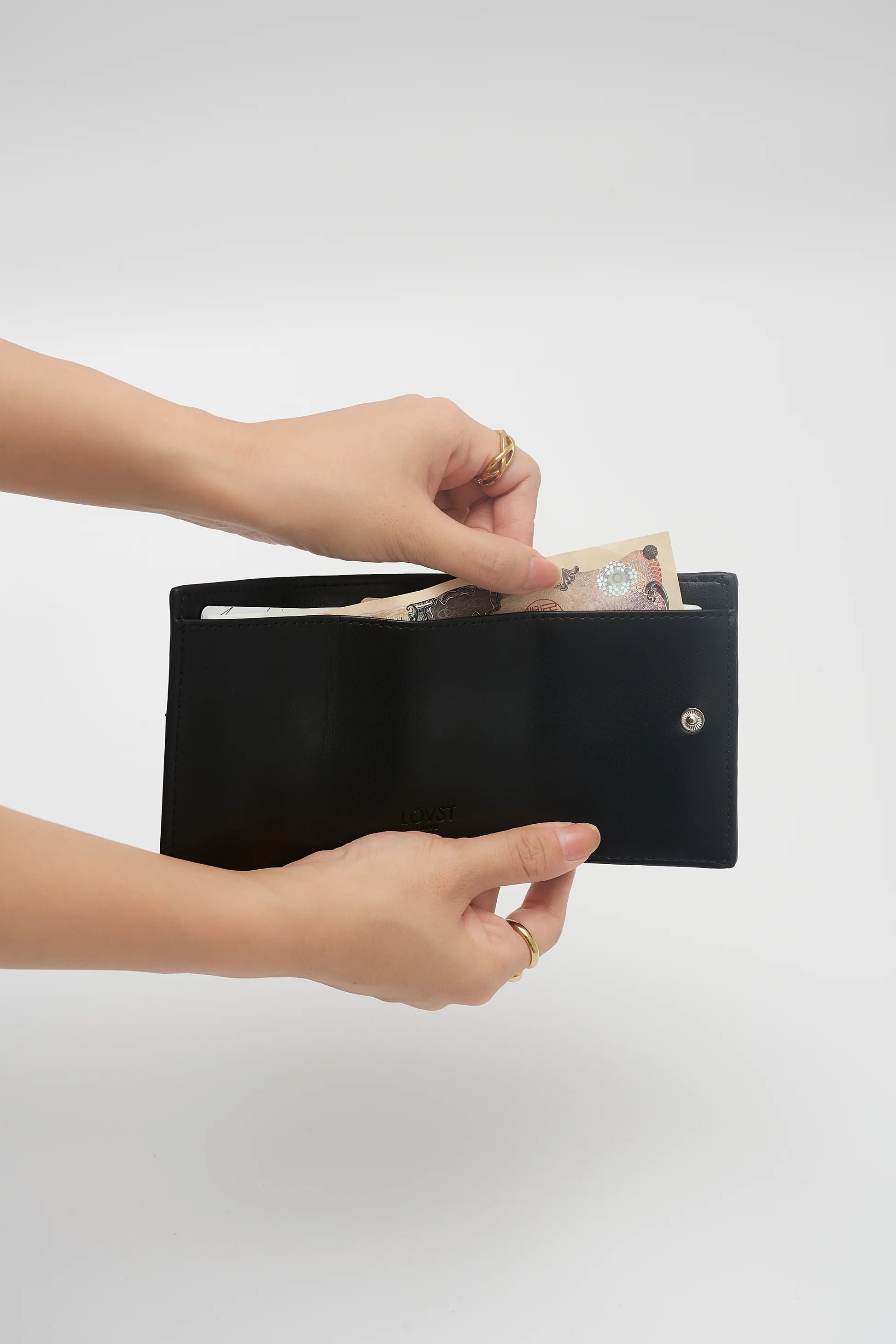 Apple Half-moon Wallet - LOVST TOKYO｜ethikura by エシカルな暮らし