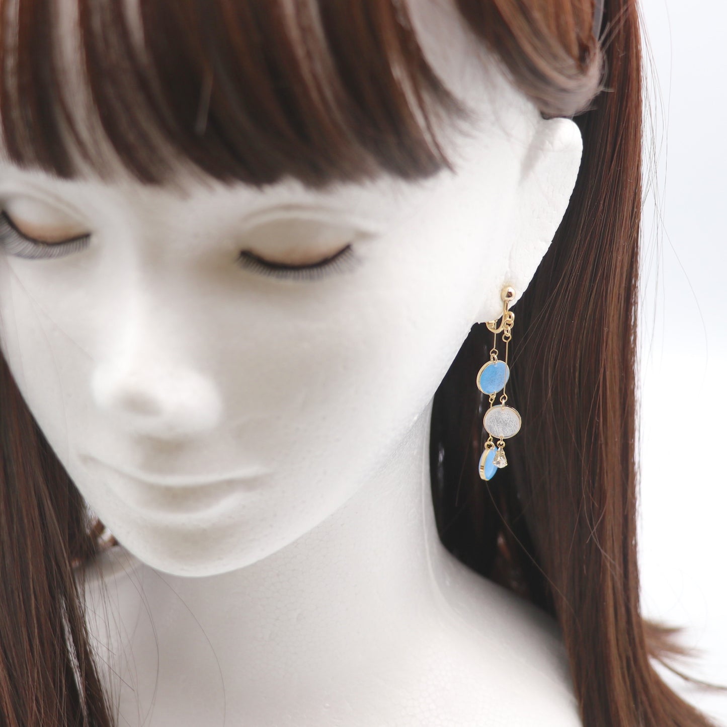 前後で揺れる水玉＊美濃和紙のイヤリング / ピアス　水色×白