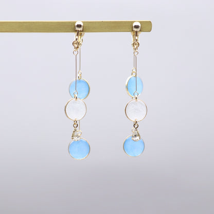 前後で揺れる水玉＊美濃和紙のイヤリング / ピアス　水色×白