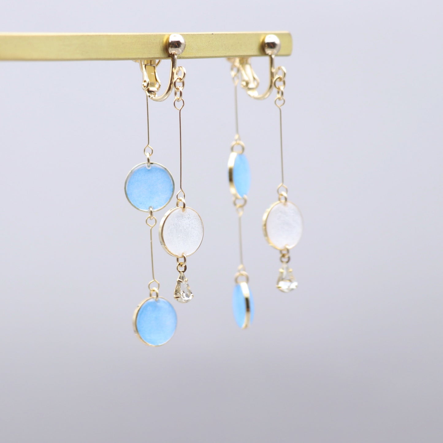 前後で揺れる水玉＊美濃和紙のイヤリング / ピアス　水色×白