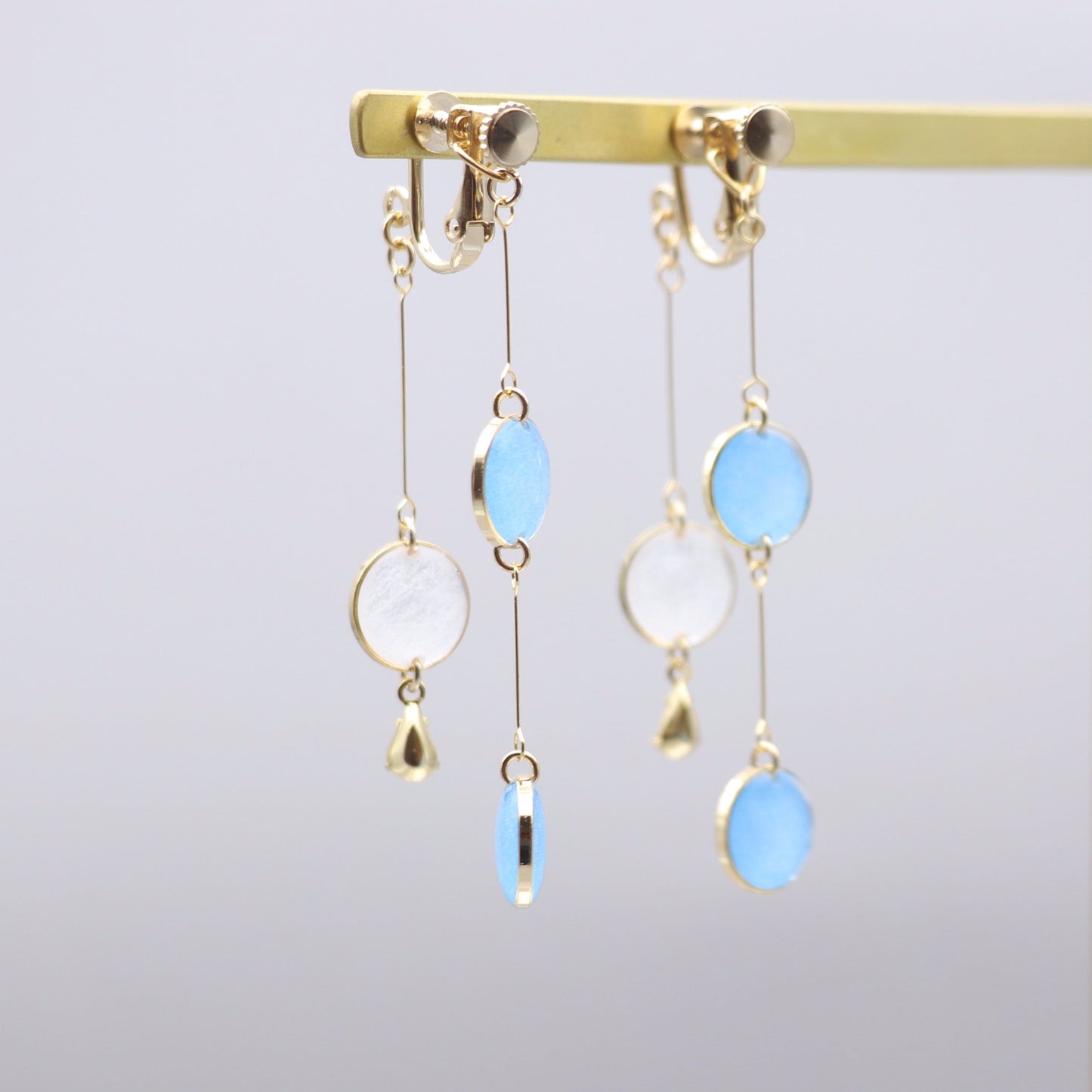 前後で揺れる水玉＊美濃和紙のイヤリング / ピアス　水色×白