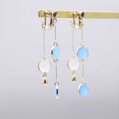 前後で揺れる水玉＊美濃和紙のイヤリング / ピアス　水色×白